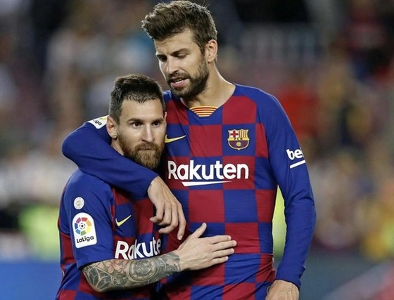 Gerard Pique và Leo Messi