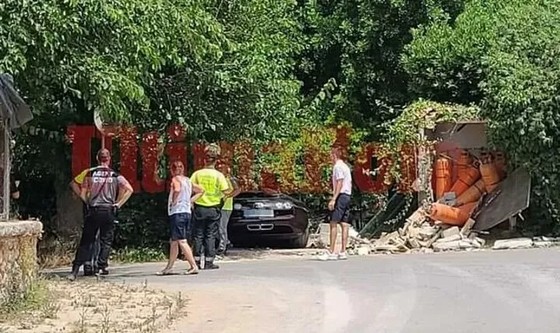 Ronaldo lên ruột khi chiếc siêu xe hơn 2 triệu euro đâm vào hàng rào ở La Majorca ảnh 1