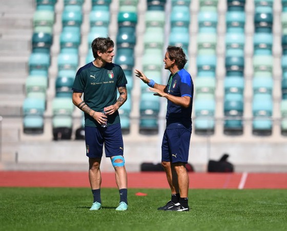 HLV Mancini và Zaniolo trên sân tập đội tuyển Italia