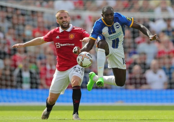 Pascal Gross ghi cú đúp nhấn chìm Man United ngay tại Old Trafford ảnh 1