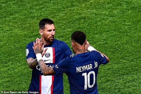 Messi và Neymar ăn mừng bàn thắng ở PSG