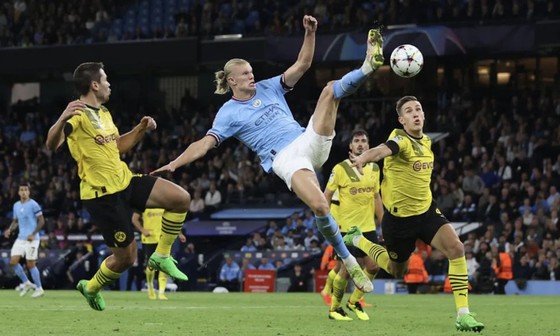 Erling Haaland và pha ghi bàn kiểu huyền thoại Johan Cruyff ảnh 1