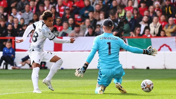 Người cũ Awoniyi ghi bàn, Liverpool phơi áo trên sân Nottingham Forest ảnh 4