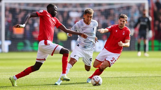 Người cũ Awoniyi ghi bàn, Liverpool phơi áo trên sân Nottingham Forest ảnh 2