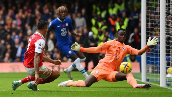 Gabriel ghi bàn đưa Arsenal trở lại ngôi đầu bảng ảnh 2