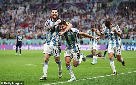 Leo Messi và Julian Alvarez đã cùng nhau ghi 3 bàn, hạ gục Crostia