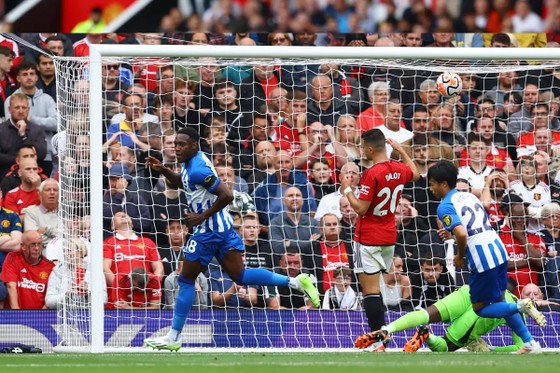 Danny Welbeck ghi bàn vào lưới Man United ảnh 1