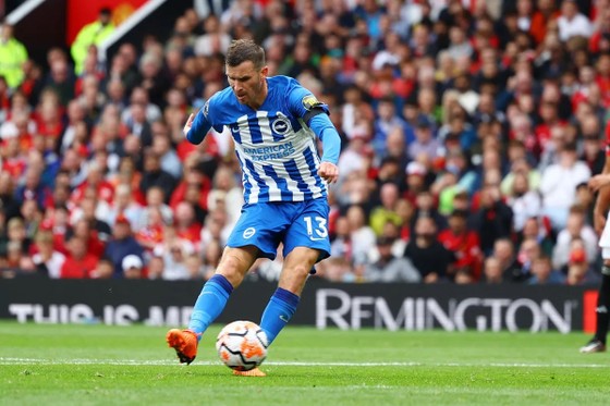 Pascal Gross ghi bàn thắng đẹp ở Old Trafford ảnh 2