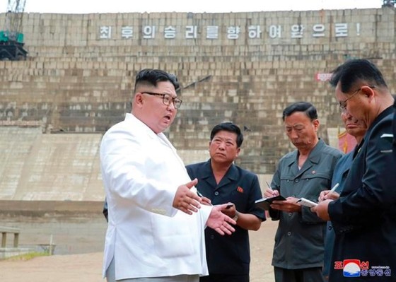 Nhà lãnh đạo Triều Tiên Kim Jong-un thanh sát công trường xây dựng nhà máy thủy điện ở tỉnh Bắc Hamgyong, Triều Tiên. Ảnh : preecevilleprogress.com 