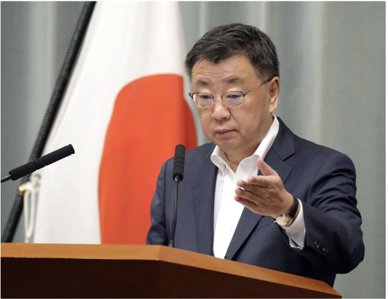 Chánh Văn phòng Nội các Hirokazu Matsuno tổ chức họp báo tại Văn phòng Thủ tướng ở Tokyo ngày 29-5 để thông báo sự kiện. Ảnh: Kyodo 