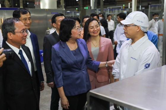 Phó Chủ tịch nước Đặng Thị Ngọc Thịnh thăm hỏi công nhân nhà máy sữa trong những ngày trước tết ảnh 1