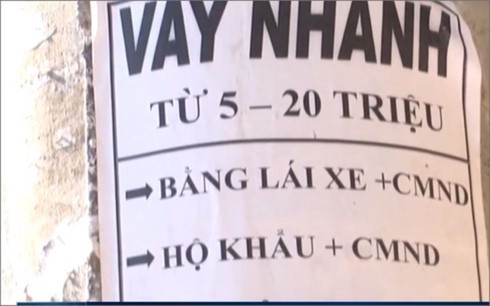 Những tờ rơi quảng cáo cho vay tiền với những lời mời hấp dẫn được dán trên các cột điện ở Ninh Thuận (ảnh: theo clip của Infonet)
