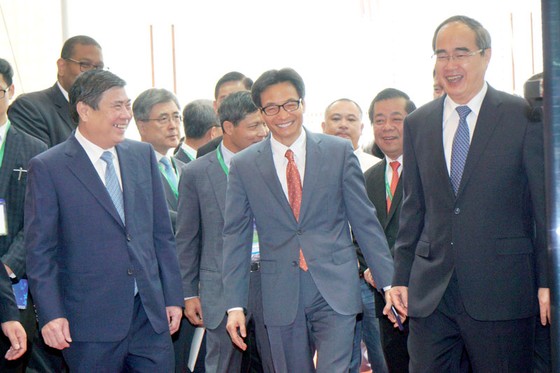 Lãnh đạo TPHCM và đại diện Chính phủ cùng các đại biểu tham dự Diễn đàn Kinh tế TPHCM. Ảnh HOÀNG HÙNG