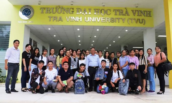 Nhiều học sinh THPT ở ĐBSCL đến thăm trường ĐH Trà Vinh