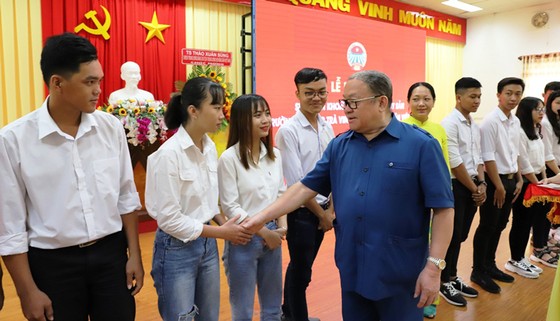 Ông Thào Xuân Sùng, Chủ tịch Hội Nông dân VN, chúc mừng những hội viên mới, là những sinh viên ở Trà Vinh