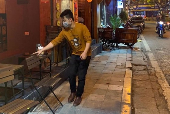 Quận Hoàn Kiếm vận động các quán bar tập trung đông người tại phố cổ đóng cửa