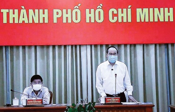 Bí thư Thành ủy TPHCM Nguyễn Thiện Nhân phát biểu tại cuộc họp trực tuyến. Ảnh: TTXVN