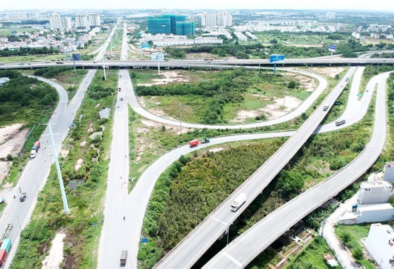 TPHCM ưu tiên phát triển hạ tầng giao thông để tháo gỡ các “nút thắt” tăng trưởng. Ảnh: CAO THĂNG
