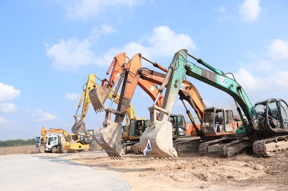 Nhiều máy móc phục vụ thi công dự án Khu tái định cư Lộc An-Bình Sơn. (Ảnh: Công Phong/TTXVN)