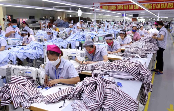 Công ty TNHH KH Vina chuyên may gia công sản phẩm quần áo bảo hộ lao động và áo sơ mi xuất khẩu sang thị trường Hàn Quốc. (Ảnh: Vũ Sinh/TTXVN)