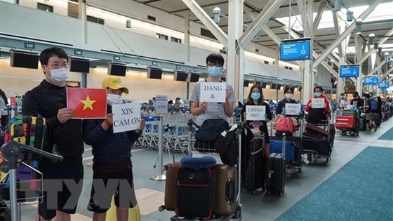 Công dân Việt Nam làm thủ tục lên máy bay trở về nước. (Ảnh minh họa: TTXVN phát)