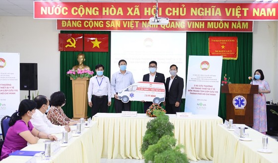 Ông Nguyễn Duy Long, Giám đốc Trung tâm Cấp cứu 115 TPHCM tiếp nhận 2 xe cấp cứu do Tập đoàn Novaland tài trợ