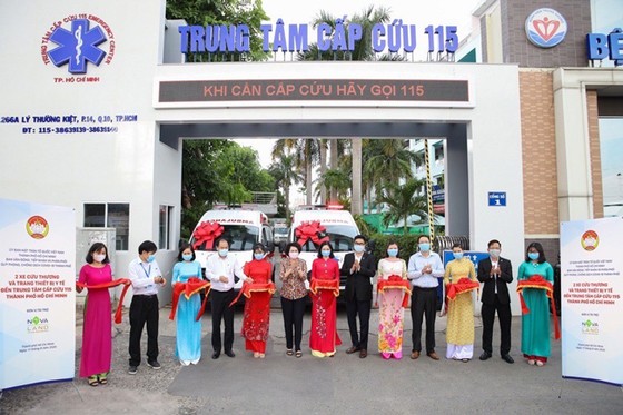 Tập đoàn Novaland tặng xe cấp cứu hỗ trợ tuyến đầu chống dịch ảnh 1