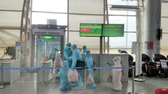 230 hành khách mắc kẹt tại Đà Nẵng đầu tiên về Hà Nội