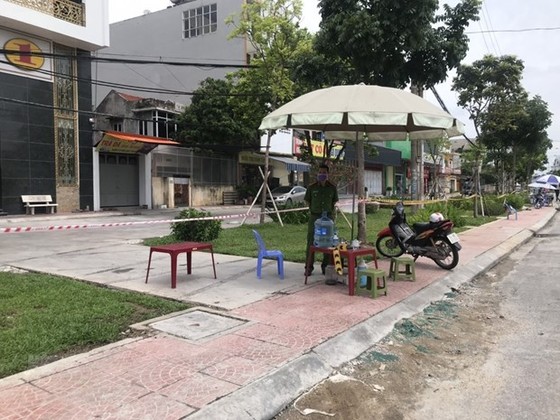 Chốt kiểm soát tại khu vực xung quanh nhà số 36 phố Ngô Quyền, thành phố Hải Dương. (Ảnh: Mạnh Tú/TTXVN)