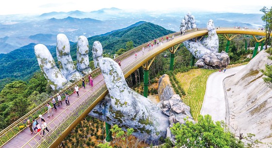 Cầu Vàng trên đỉnh Bà Nà - điểm du lịch nổi tiếng tại Đà Nẵng.