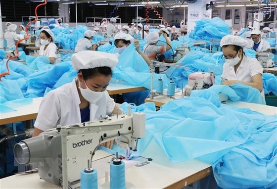 Công nhân sản xuất hàng dệt may xuất khẩu. (Ảnh: Hoàng Nguyên/TTXVN)