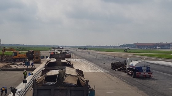Dự kiến đường băng tại sân bay Nội Bài sẽ hoàn thành trong 18 tháng, rút ngắn 8 tháng so với kế hoạch. Ảnh: VGP/Đình Quang