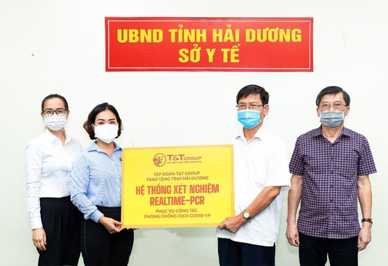 Đại diện Tập đoàn T&T Group (bên trái) trao tặng hệ thống máy xét nghiệm Realtime – PCR cho đại diện Sở Y tế Hải Dương (bên phải)