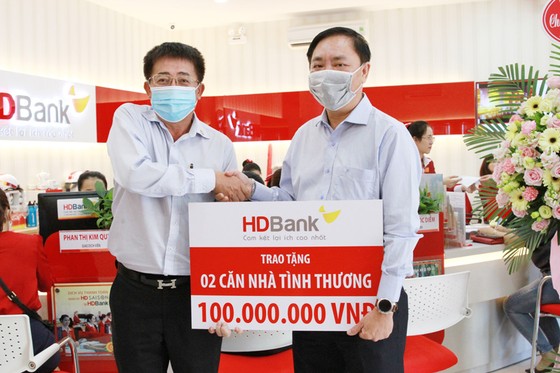 Ông Trần Thái Hòa- Phó Tổng giám đốc HDBank trao kinh phí xây dựng 02 căn nhà tình thương cho bà con nghèo tỉnh Ninh Thuận cho ông Hồ Chu Vân - Giám đốc NHNN tỉnh Ninh Thuận.