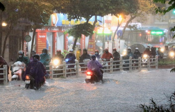 Mưa lớn gây ngập úng trên phố Điện Biên Phủ, Hà Nội. (Ảnh: Thành Đạt/TTXVN)