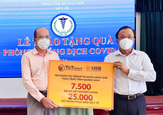 Đại diện Tập đoàn T&T Group và Ngân hàng SHB trao tặng các thiết bị y tế/sinh phẩm cho TS.BS. Mai Văn Mười, Phó Giám đốc Sở Y tế tỉnh Quảng Nam (bên phải)