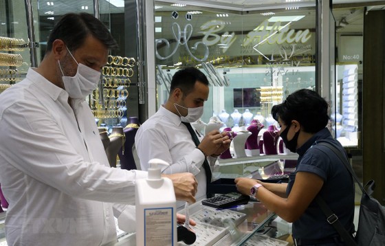 Người dân mua trang sức tại một cửa hàng vàng ở Ankara, Thổ Nhĩ Kỳ. (Ảnh: THX/ TTXVN)