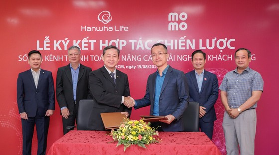 Hanwha Life Việt Nam hợp tác Momo và Payoo