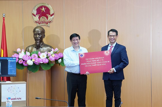 Quyền Bộ trưởng Bộ Y tế Nguyễn Thanh Long tiếp nhận phần mềm DrAid™. 