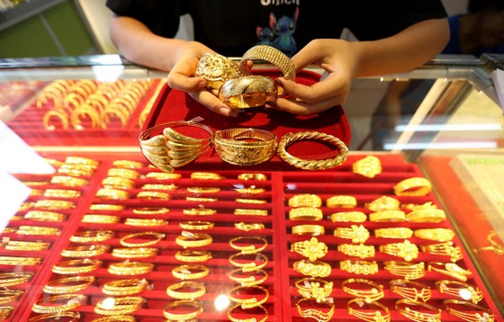 Vàng trang sức được bày bán tại một tiệm kim hoàn ở Yangon, Myanmar. (Ảnh: THX/TTXVN)