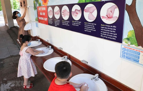 Khu vực rửa tay của học sinh tại một trường tiểu học. (Ảnh: Thanh Tùng/TTXVN)