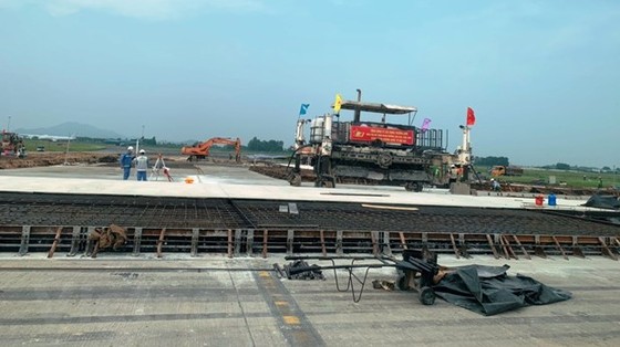 Các đơn vị đang triển khai thi công các hạng mục của dự án cải tạo, nâng cấp đường cất hạ cánh, đường lăn sân bay Nội Bài. (Ảnh: Việt Hùng/Vietnam+)