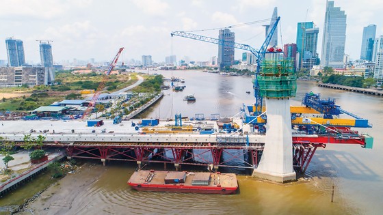 Bridge Thu Thiem 2 connecting from District 1 to District 2 has halted construction due to site clearance problems.