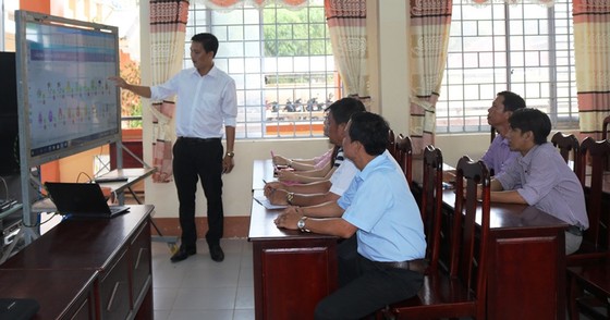 Thầy Voi (áo trắng) hướng dẫn các giáo viên của trường ứng dụng CNTT trong giảng dạy