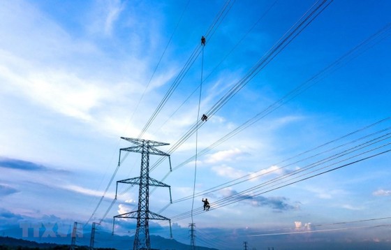Thi công dự án đường dây truyền tải 500 kV, 220 kV tại huyện Thuận Nam để giải tỏa công suất điện các dự án năng lượng tái tạo. (Ảnh: Công Thử/TTXVN)