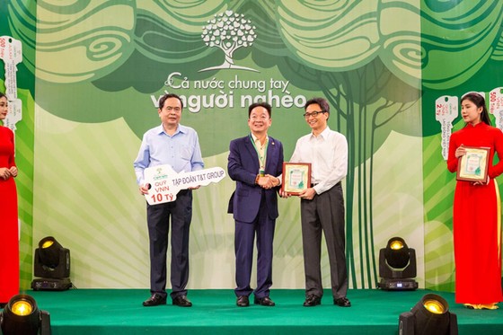 Đại diện Tập đoàn T&T Group – Chủ tịch HĐQT kiêm Tổng Giám đốc Đỗ Quang Hiển trao ủng hộ 10 tỷ đồng cho Quỹ “Vì người nghèo”