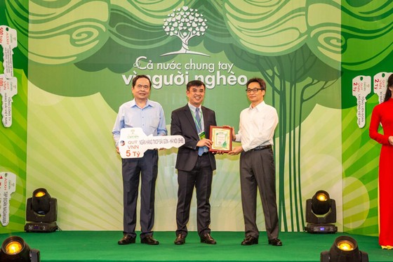 Các doanh nghiệp “bầu Hiển” ủng hộ 30 tỷ đồng quỹ “Vì người nghèo” ảnh 1 Các doanh nghiệp “bầu Hiển” ủng hộ 30 tỷ đồng quỹ “Vì người nghèo” ảnh 1