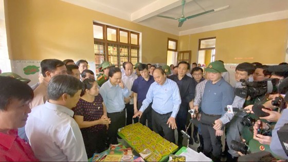 Thủ tướng Nguyễn Xuân Phúc vào Quảng Bình kiểm tra công tác khắc phục hậu quả mưa lụt và thăm hỏi, động viên, tặng quà cho người dân bị ảnh hưởng bởi mưa lũ. Ảnh VGP/Quang Hiếu