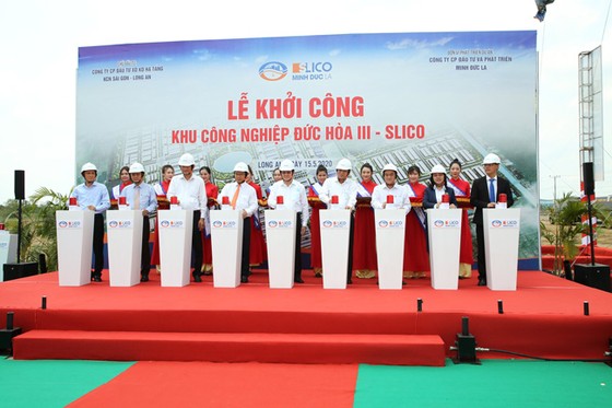 Nguyên Chủ tịch nước Trương Tấn Sang dự lễ khởi công một KCN tại Long An.