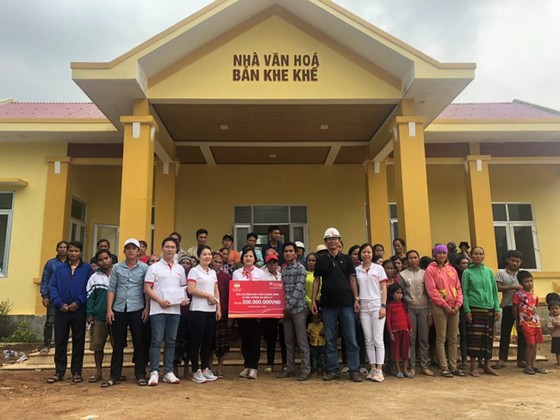 Vượt qua nhiều khó khăn, đoàn CBNV Tập đoàn TNG Holdings Vietnam đã đến được bản Khe Khế nơi bị mưa lũ chia cách nhiều tuần